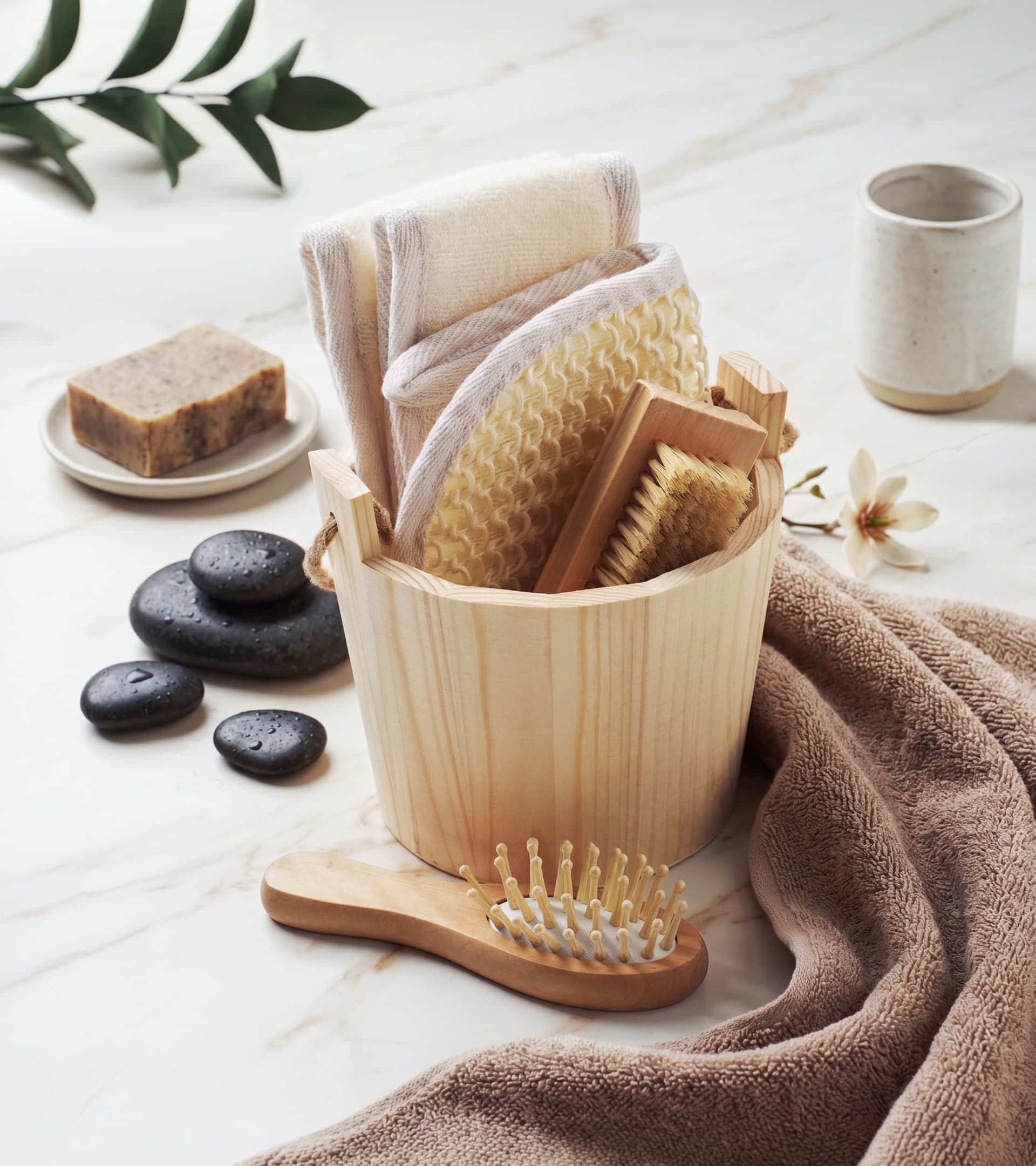 Selfcare Bath gift set in wooden bucket 4