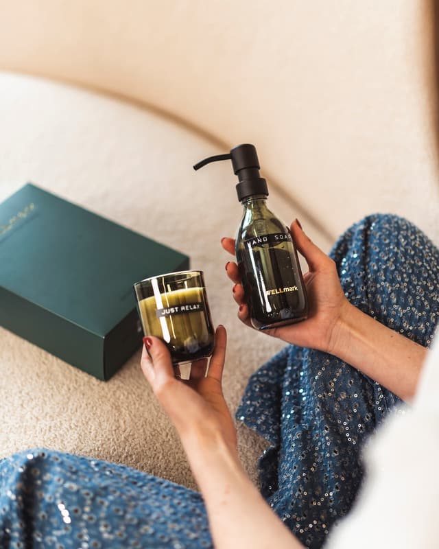 Wellmark Discovery 250 ml hand soap dispenser and 150 g scented candle set 16