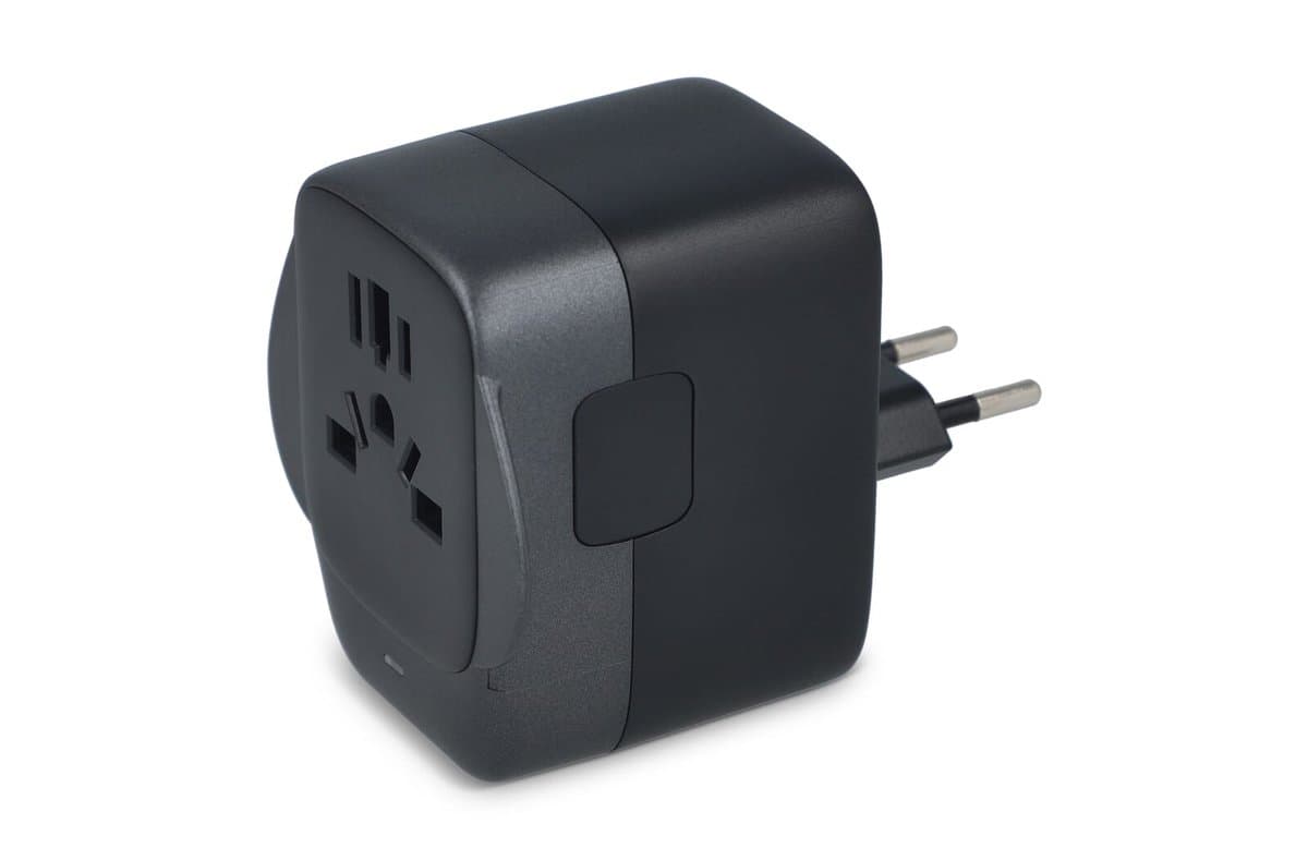 PowerPro Travel Adapter Made of Recycled Plastic 3