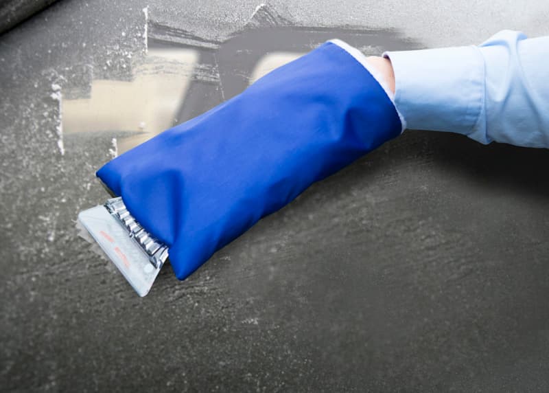 Colt ice scraper with glove 3