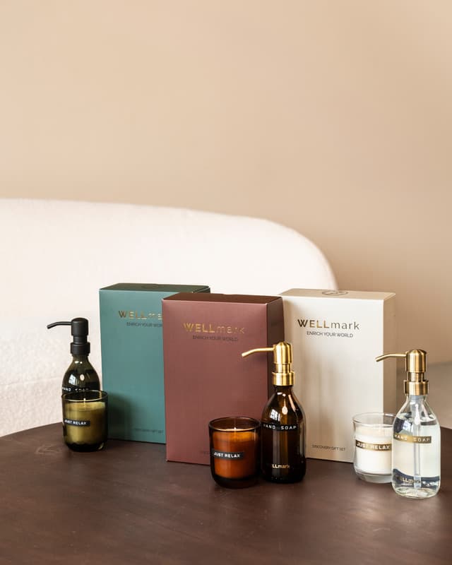 Wellmark Discovery 250 ml hand soap dispenser and 150 g scented candle set 4