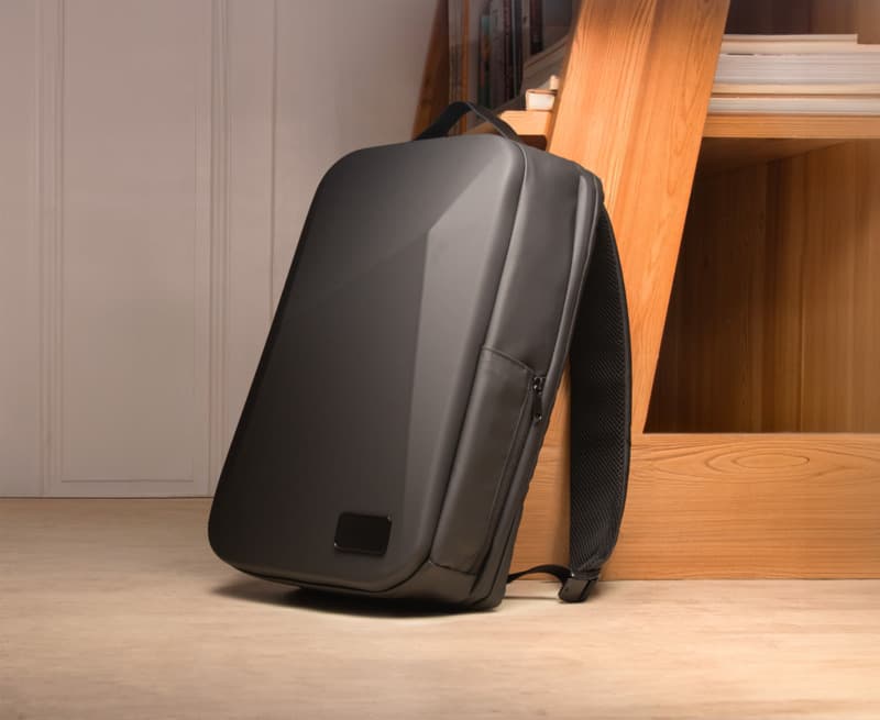 SCX.design L12 shield backpack with built-in 10.000 mAh power bank and 3-in-1 charging cable 5