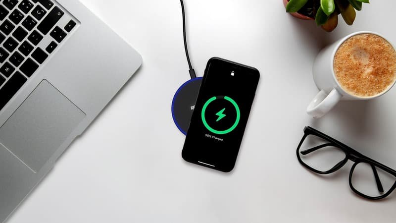 SCX.design W2115W light-up logo wireless charging pad 5