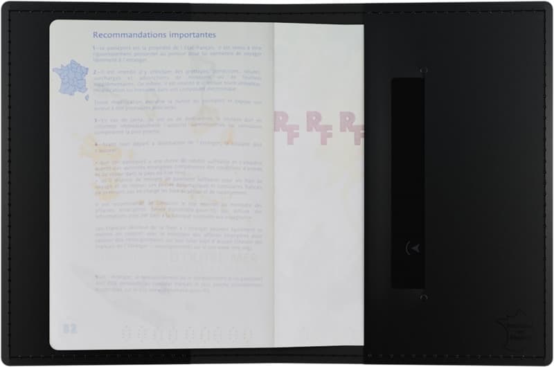 SCX.design A13 passport holder with smart tag 4